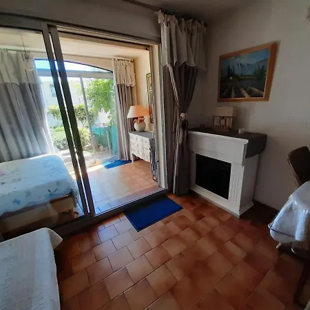 Apartment Cozy Garden Retreat: & Convenience Bandol
